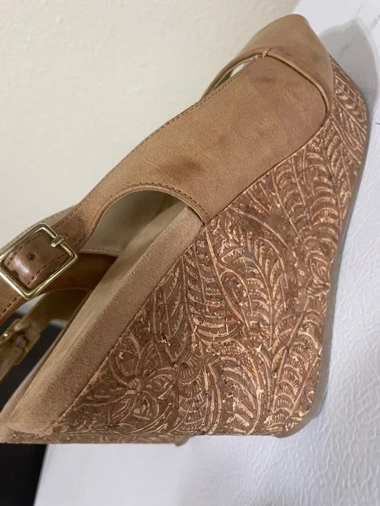 Reaction Kenneth Cole Women's Tan Wedge Sandals. Good Condition. Size 9. - Picture 8 of 11
